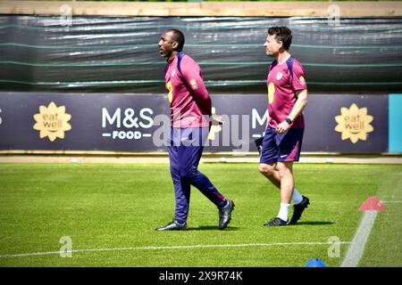 Darlington, Regno Unito. 2 giugno 2024. Allenatore Jimmy Floyd Hasselbaink (a sinistra) nella foto della squadra provvisoria inglese di Gareth Southgate si allena al Rockliffe Park di Middlesbrough in vista della partita contro la Bosnia-Erzegovina come parte dei preparativi per i Campionati europei UEFA. Crediti: James Hind/Alamy. Foto Stock