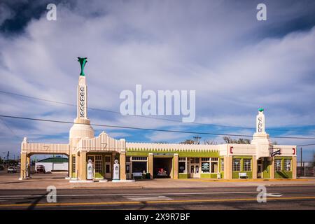 Facciata esterna della Tower Station e dell'U-Drop Inn Cafe, aperto nel 1936 per fornire servizi ai viaggiatori diretti a ovest sulla Mother Road, RO Foto Stock