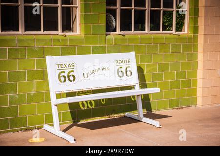 Panca bianca con fessure per la Route 66 e l'U Drop Inn di fronte alla Tower Station e l'U-Drop Inn Cafe, aperto nel 1936 per fornire servizio Foto Stock