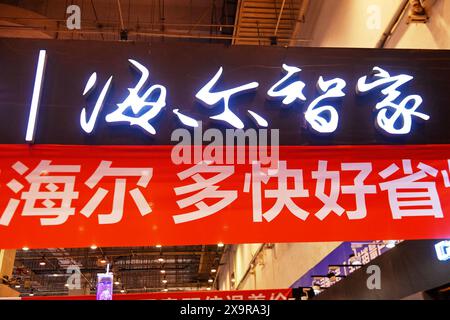 Qingdao, Cina. 2 giugno 2024. Lo stand di Haier Wisdom sarà esposto a HOME EXPO a Qingdao, Cina, il 1° giugno 2024. (Foto di Costfoto/NurPhoto) credito: NurPhoto SRL/Alamy Live News Foto Stock