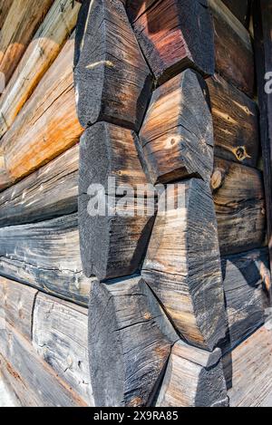 Il Nordfjord Museum of Cultural History ha un certo numero di proprietà in legno conservate di un'epoca diversa, molte delle quali hanno tetti erbosi. Foto Stock