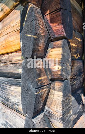 Il Nordfjord Museum of Cultural History ha un certo numero di proprietà in legno conservate di un'epoca diversa, molte delle quali hanno tetti erbosi. Foto Stock