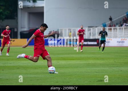 Giacarta, Indonesia, 2 giugno 2024 ASNAWI MANGKUALAM BAHAR passa palla durante LA PARTITA DI ALLENAMENTO Indonesia vs Tanzania al Madya Stadium (Stadion Madya) il 2 giugno 2024, a Giacarta Indonesia, credito Shaquille Fabri/Alamy Foto Stock