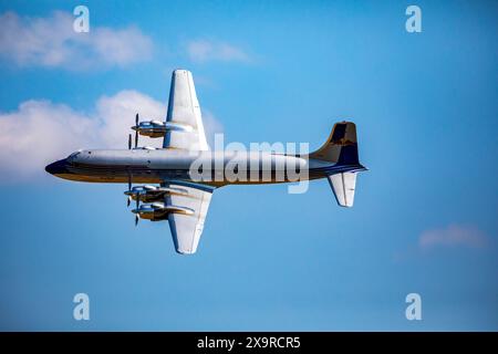 Duxford, Regno Unito. 2 giugno 2024. Il Duxford Summer Air Show ha avuto luogo, in occasione del 80° anniversario del D-Day. Questo significativo anniversario è stato onorato con l'arrivo di una flotta di storiche Dakotas, l'iconico aereo degli sbarchi del D-Day, che abbellisce i cieli di Duxford per una serie di spettacolari flypast durante tutto il giorno. Il volo si è svolto da mezzogiorno alle 17.00. C'è stato un sacco di divertimento per tutta la famiglia a terra e nei cieli, tra cui le famose frecce rosse. Crediti: Keith Larby/Alamy Live News Foto Stock