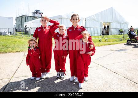 Duxford, Regno Unito. 2 giugno 2024. Il Duxford Summer Air Show ha avuto luogo, in occasione del 80° anniversario del D-Day. Questo significativo anniversario è stato onorato con l'arrivo di una flotta di storiche Dakotas, l'iconico aereo degli sbarchi del D-Day, che abbellisce i cieli di Duxford per una serie di spettacolari flypast durante tutto il giorno. Il volo si è svolto da mezzogiorno alle 17.00. C'è stato un sacco di divertimento per tutta la famiglia a terra e nei cieli, tra cui le famose frecce rosse. Crediti: Keith Larby/Alamy Live News Foto Stock