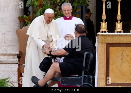 Roma, Italia, 2 giugno 2024. Papa Francesco presiede la processione in occasione della festa cattolica del Corpus Domini di Roma sul parvis della Basilica di Santa Maria maggiore. Crediti: Riccardo De Luca - aggiornamento immagini/Alamy Live News Foto Stock