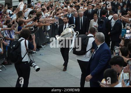 Madrid, Spagna. 2 giugno 2024. Giocatori del Real Madrid durante la celebrazione della 15a vittoria del Real Madrid in campionato alla Plaza de Cibeles di Madrid. 2 giugno 2024 credito: CORDON PRESS/Alamy Live News Foto Stock