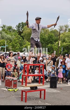 Unionville, Canada. 1 giugno 2024. Un artista di strada sta destreggiando coltelli mentre si equilibra mentre intrattiene una folla a Unionville, Ontario, Canada, il 1 giugno 2024. (Foto di Creative Touch Imaging Ltd./NurPhoto) credito: NurPhoto SRL/Alamy Live News Foto Stock