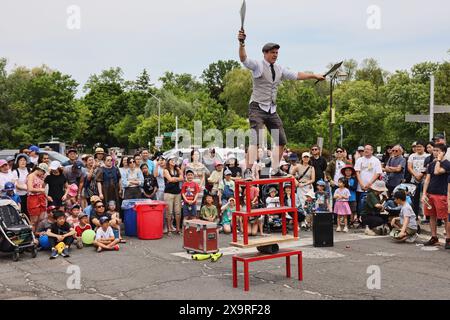 Unionville, Canada. 1 giugno 2024. Un artista di strada sta destreggiando coltelli mentre si equilibra mentre intrattiene una folla a Unionville, Ontario, Canada, il 1 giugno 2024. (Foto di Creative Touch Imaging Ltd./NurPhoto) credito: NurPhoto SRL/Alamy Live News Foto Stock