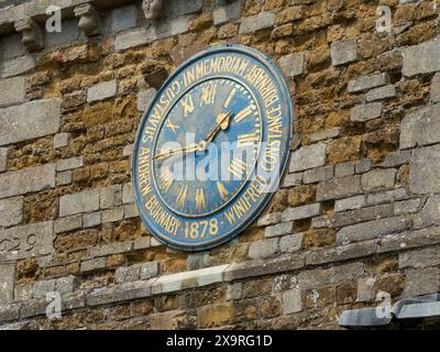 Antico orologio da chiesa con quadrante blu e lancette dorate e numeri romani, Burrough on the Hill Church, Leicestershire, Inghilterra, Regno Unito. Foto Stock