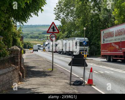 La chiusura della A1 causa lunghi ingorghi quando il traffico viene deviato sulla A606 attraverso Burton Lazars e Melton Mowbray, Leicestershire, Inghilterra, Regno Unito Foto Stock