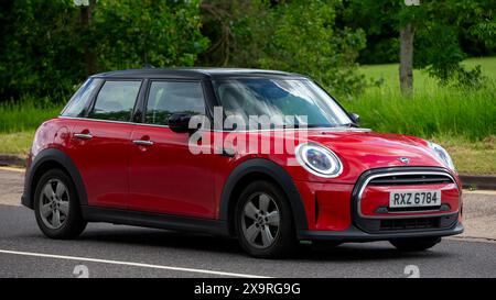 Milton Keynes, Regno Unito - 27 maggio 2024: 2022 Mini Cooper rossa che guida su una strada britannica Foto Stock