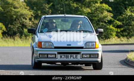 Stony Stratford, Regno Unito - 2 giugno 2024: Auto d'epoca Ford Fiesta rs turbo argento 1992 su una strada di campagna britannica Foto Stock