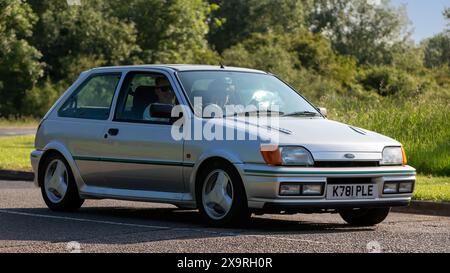 Stony Stratford, Regno Unito - 2 giugno 2024: Auto d'epoca Ford Fiesta rs turbo argento 1992 su una strada di campagna britannica Foto Stock
