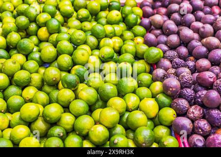 Vista ravvicinata degli scaffali dei prodotti con calce e frutto della passione nella sezione della spesa di un supermercato. Foto Stock