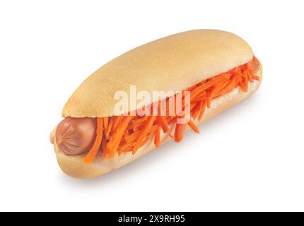 Cibo di strada - hot dog con cavolo e salsiccia. Isolato su sfondo bianco. Con tracciato di ritaglio per il menu progettazione Foto Stock