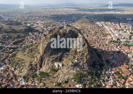 31 maggio 2024: Afyonkarahisay, Turchia, 1 giugno 2024: Castello di Afyonkarahisar, situato su una massa rocciosa vulcanica a un'altitudine di 226 metri, fu costruito dall'imperatore ittita II nel 1350 a.C. Durante il periodo di Mursil, fu usata come posizione fortificata durante la spedizione Arzava e fu chiamata Hapanuva. Il castello fu anche teatro di importanti battaglie durante il periodo bizantino e selgiuchide. (Credit Image: © Tolga Ildun/ZUMA Press Wire) SOLO PER USO EDITORIALE! Non per USO commerciale! Foto Stock