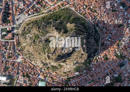 31 maggio 2024: Afyonkarahisay, Turchia, 1 giugno 2024: Castello di Afyonkarahisar, situato su una massa rocciosa vulcanica a un'altitudine di 226 metri, fu costruito dall'imperatore ittita II nel 1350 a.C. Durante il periodo di Mursil, fu usata come posizione fortificata durante la spedizione Arzava e fu chiamata Hapanuva. Il castello fu anche teatro di importanti battaglie durante il periodo bizantino e selgiuchide. (Credit Image: © Tolga Ildun/ZUMA Press Wire) SOLO PER USO EDITORIALE! Non per USO commerciale! Foto Stock