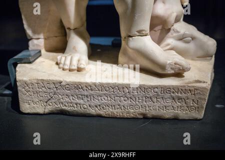 31 maggio 2024: Afyonkarahisay, Turchia, 1 giugno 2024: Statua di marmo romano di Herakles del II secolo d.C., trovata negli scavi di Cavdarli Hoyuk. Museo archeologico Afyonkarahisar, dove sono esposti reperti del Bronzo antico, ittita, frigio, lidiano, ellenistico, sono esposti periodi romani e bizantini, che fanno luce su informazioni molto importanti sulla vita, le credenze, la produzione e il commercio dal 3000 a.C. ai giorni nostri. (Credit Image: © Tolga Ildun/ZUMA Press Wire) SOLO PER USO EDITORIALE! Non per USO commerciale! Foto Stock