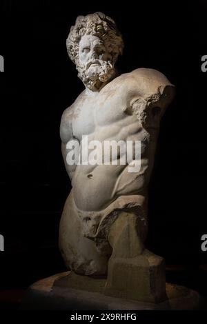 31 maggio 2024: Afyonkarahisay, Turchia, 1 giugno 2024: Statua in marmo di Herakles di epoca romana nel Museo Archeologico di Afyonkarahisar. Museo archeologico Afyonkarahisar, dove sono esposti reperti del Bronzo antico, ittita, frigio, lidiano, ellenistico, sono esposti periodi romani e bizantini, che fanno luce su informazioni molto importanti sulla vita, le credenze, la produzione e il commercio dal 3000 a.C. ai giorni nostri. (Credit Image: © Tolga Ildun/ZUMA Press Wire) SOLO PER USO EDITORIALE! Non per USO commerciale! Foto Stock