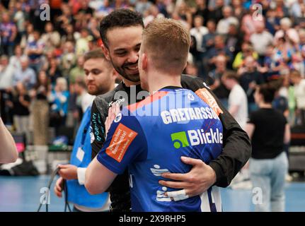 Mohamed El-Tayar (HBW Balingen-Weilstetten, #12) freut sich mit Oddur Gretarsson (HBW Balingen-Weilstetten, #14) HBW Balingen-Weilstetten (HBW) vs. HSV Hamburg (HSVH), Handball, Maenner, Liqui Moly Handball Bundesliga (HBL), 34. Spieltag, Spielzeit 2023/2024, 02.06.2024 foto: Eibner-Pressefoto/Oliver Schmidt Foto Stock