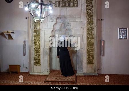 31 maggio 2024: Afyonkarahisay, Turchia, 1 giugno 2024: Vista architettonica interna della monumentale moschea di Ulu con colonne in legno ad Afyonkarahisar. La moschea, costruita tra il 1272 e il 1277, è uno degli esempi importanti di architettura moschea a pilastri in legno del periodo selgiuchide anatolico e del periodo Principato. (Credit Image: © Tolga Ildun/ZUMA Press Wire) SOLO PER USO EDITORIALE! Non per USO commerciale! Foto Stock