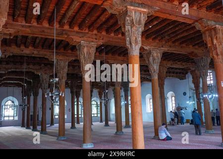 31 maggio 2024: Afyonkarahisay, Turchia, 1 giugno 2024: Vista architettonica interna della monumentale moschea di Ulu con colonne in legno ad Afyonkarahisar. La moschea, costruita tra il 1272 e il 1277, è uno degli esempi importanti di architettura moschea a pilastri in legno del periodo selgiuchide anatolico e del periodo Principato. (Credit Image: © Tolga Ildun/ZUMA Press Wire) SOLO PER USO EDITORIALE! Non per USO commerciale! Foto Stock