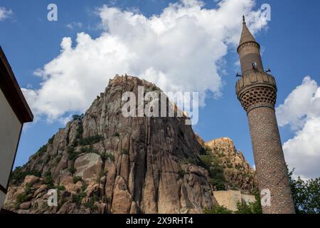 31 maggio 2024: Afyonkarahisay, Turchia, 1 giugno 2024: Castello di Afyonkarahisar, situato su una massa rocciosa vulcanica a un'altitudine di 226 metri, fu costruito dall'imperatore ittita II nel 1350 a.C. Durante il periodo di Mursil, fu usata come posizione fortificata durante la spedizione Arzava e fu chiamata Hapanuva. Il castello fu anche teatro di importanti battaglie durante il periodo bizantino e selgiuchide. (Credit Image: © Tolga Ildun/ZUMA Press Wire) SOLO PER USO EDITORIALE! Non per USO commerciale! Foto Stock