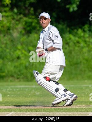 Londra, Regno Unito 2 giugno 2024. Sadiq Kahn in una partita di cricket di beneficenza. Lo Streatham e il Marlborough Cricket Club organizzano un All-Star Celebrity Cricket Match per aiutare a raccogliere fondi per il loro progetto Pavilion nel loro terreno a Dulwich Common. Il match fu vinto da Stephen Fry e Jim Carter e tra i giocatori più celebri c'erano Freddie Fox, Andy Zaltzman Wayne Gordon e Jenny Pacey. Crediti: MartinJPalmer/Alamy Live News Foto Stock