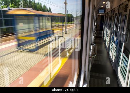 vista dal finestrino di un treno in movimento , carrello in movimento, concetto di viaggio, immagine in movimento Foto Stock