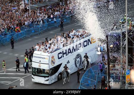 Madrid, Spagna. 2 giugno 2024. Giocatori del Real Madrid durante la celebrazione della 15a vittoria del Real Madrid in campionato alla Plaza de Cibeles di Madrid. 2 giugno 2024 credito: CORDON PRESS/Alamy Live News Foto Stock