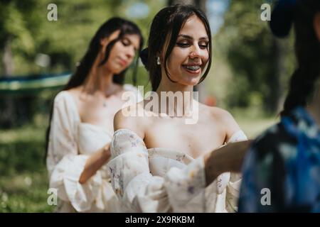 Tre sorelle si godono una giornata di sole insieme nel parco, condividendo storie e risate Foto Stock