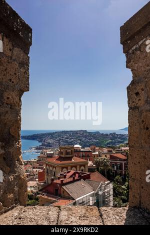 Il panorama di Posillipo a Napoli visto dalla scappatoia di Castel Sant'Elmo Foto Stock