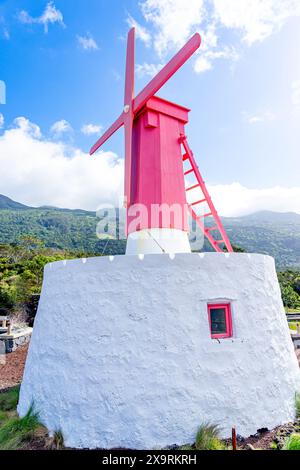 Mulino a vento con caratteristiche uniche della parrocchia delle Azzorre di Urzelina. Isola di São Jorge-Azzorre-Portogallo. Foto Stock