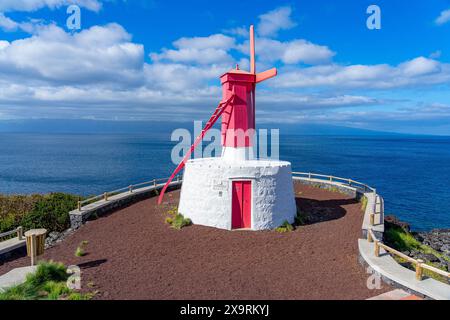 Mulino a vento con caratteristiche uniche della parrocchia delle Azzorre di Urzelina. Isola di São Jorge-Azzorre-Portogallo. Foto Stock