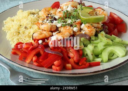 Ciotola colorata con gamberi e verdure fresche Foto Stock