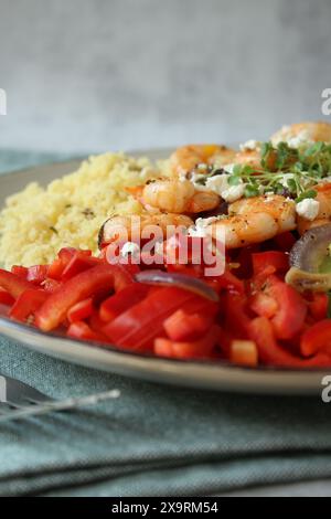 Ciotola colorata con gamberi e verdure fresche Foto Stock