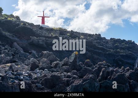 Mulino a vento con caratteristiche uniche della parrocchia delle Azzorre di Urzelina. Isola di São Jorge-Azzorre-Portogallo. Foto Stock