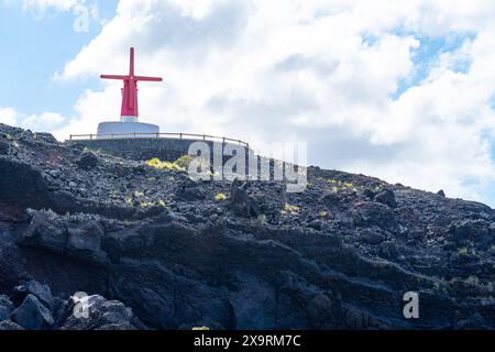 Mulino a vento con caratteristiche uniche della parrocchia delle Azzorre di Urzelina. Isola di São Jorge-Azzorre-Portogallo. Foto Stock