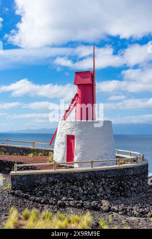 Mulino a vento con caratteristiche uniche della parrocchia delle Azzorre di Urzelina. Isola di São Jorge-Azzorre-Portogallo. Foto Stock