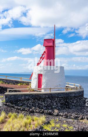 Mulino a vento con caratteristiche uniche della parrocchia delle Azzorre di Urzelina. Isola di São Jorge-Azzorre-Portogallo. Foto Stock