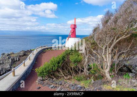 Mulino a vento con caratteristiche uniche della parrocchia delle Azzorre di Urzelina. Isola di São Jorge-Azzorre-Portogallo. Foto Stock