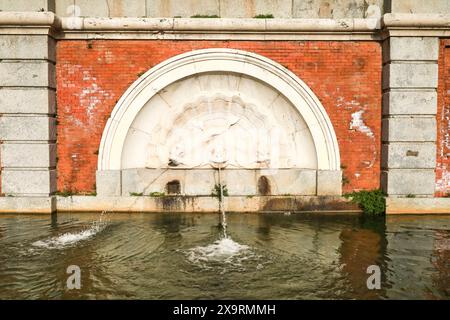 Dettagli architettonici di Fuente de la Concha nel Giardino Parterre della città di Madrid Foto Stock