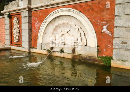 Dettagli architettonici di Fuente de la Concha nel Giardino Parterre della città di Madrid Foto Stock