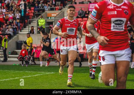 Salford, Manchester, Regno Unito. 2 giugno 2024. Super League Rugby: Salford Red Devils vs London Broncos al Salford Community Stadium. TIM LAFAI sta correndo fuori il tunnel prima della partita. Credito James Giblin/Alamy Live News. Foto Stock