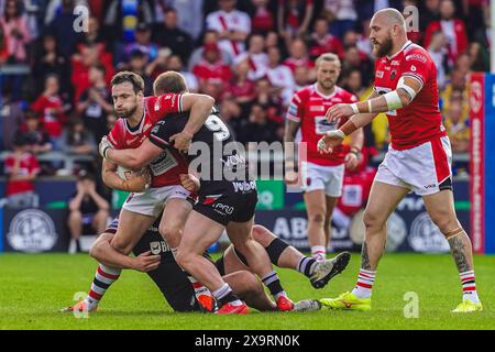 Salford, Manchester, Regno Unito. 2 giugno 2024. Super League Rugby: Salford Red Devils vs London Broncos al Salford Community Stadium. JOE MELLOR è placcato da Sam Davis. Credito James Giblin/Alamy Live News. Foto Stock