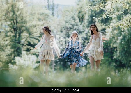 Tre donne gioiose che si godono una giornata di sole in un lussureggiante parco verde, sentirsi spensierate e connesse Foto Stock