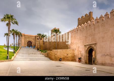 Rabat, Marocco - 23 marzo 2024: Porta d'accesso alla Kasbah degli Oudayas a Rabat, Marocco Foto Stock