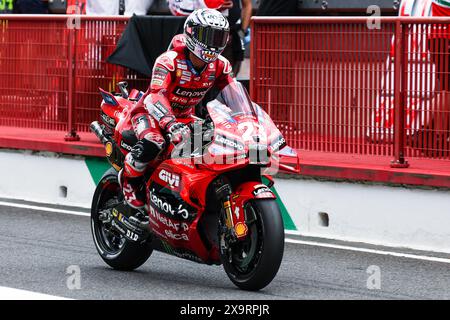 Enea Bastianini e Ducati Lenovo Team hanno visto durante il Gran Premio d'Italia Brembo MotoGP GP7 - prove libere Pit Lane sul circuito del Mugello a Scarperia. Foto Stock