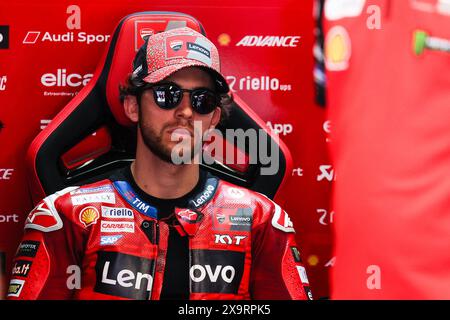 Enea Bastianini e Ducati Lenovo Team hanno visto durante il Gran Premio d'Italia Brembo MotoGP GP7 - prove libere Pit Lane sul circuito del Mugello a Scarperia. Foto Stock